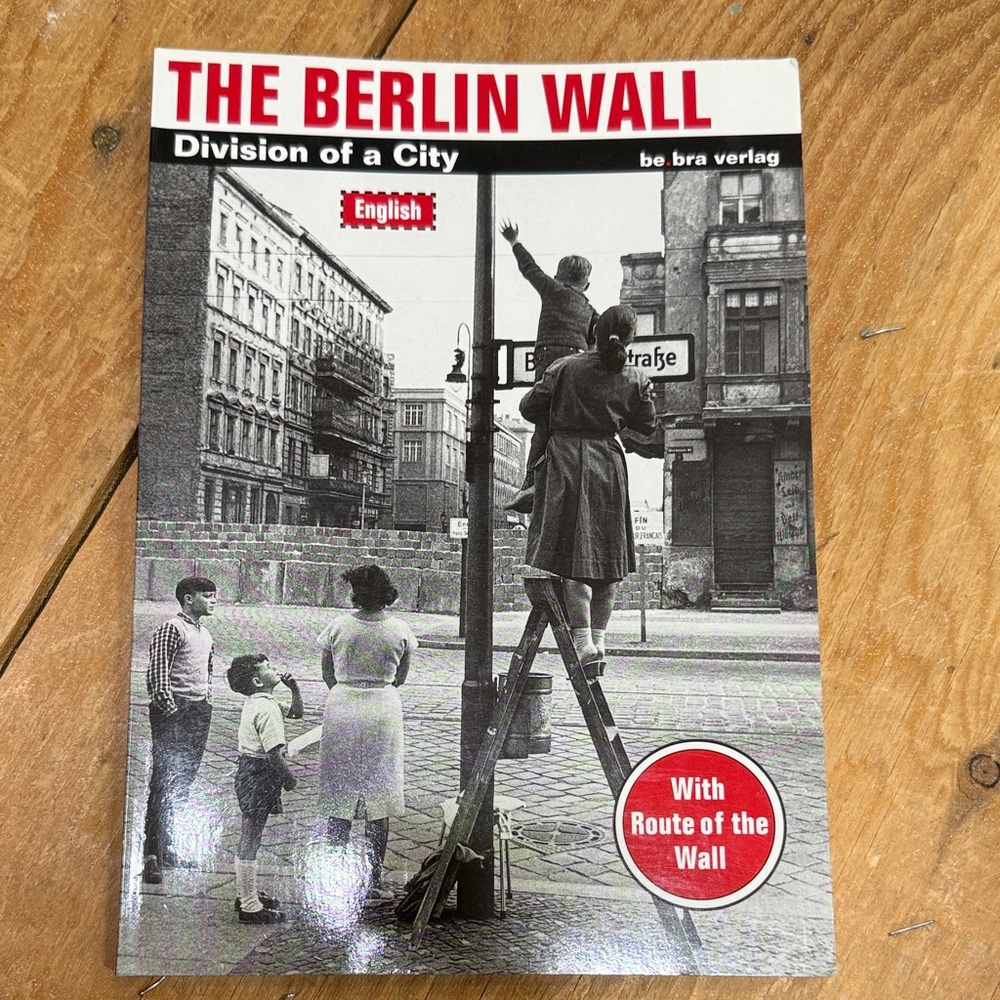 The Berlin Wall: Division of a City by - Black and White Cover